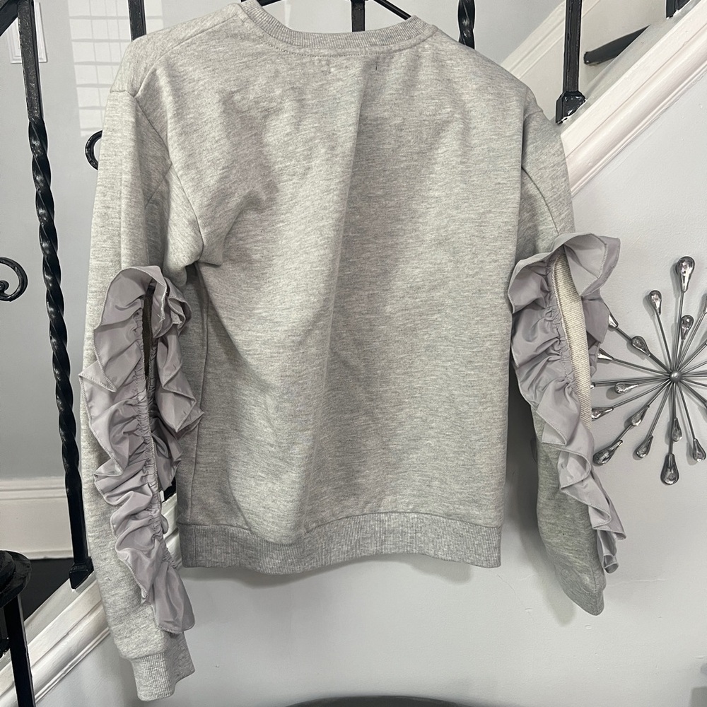 Romeo & Juliet Couture Sweatshirt with cutout arms